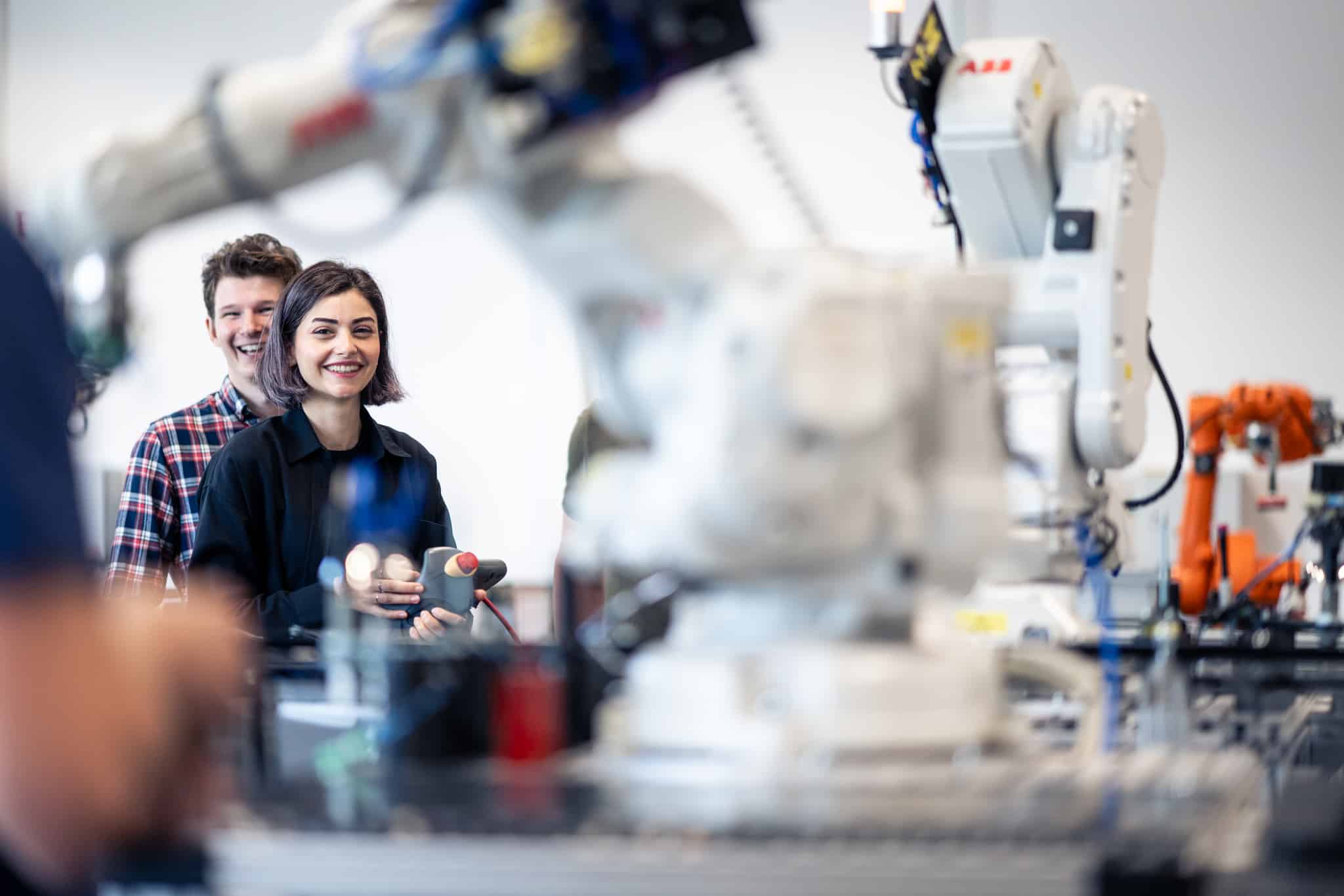 Operatörer testar olika automations- och robotlösningar i testmiljö.