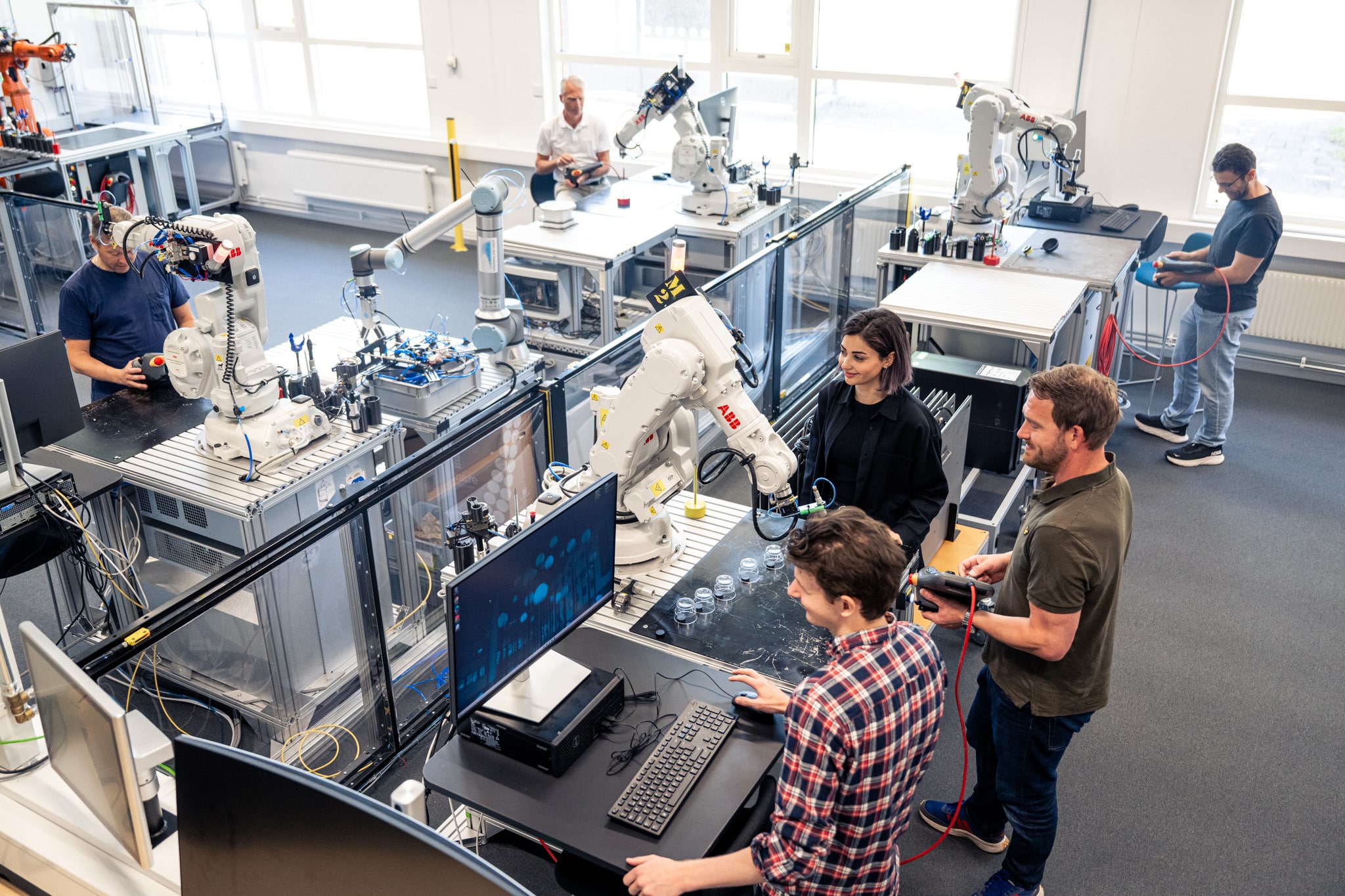 Chefer och operatörer testar automation, robotar och digitala lösningar för smart industri