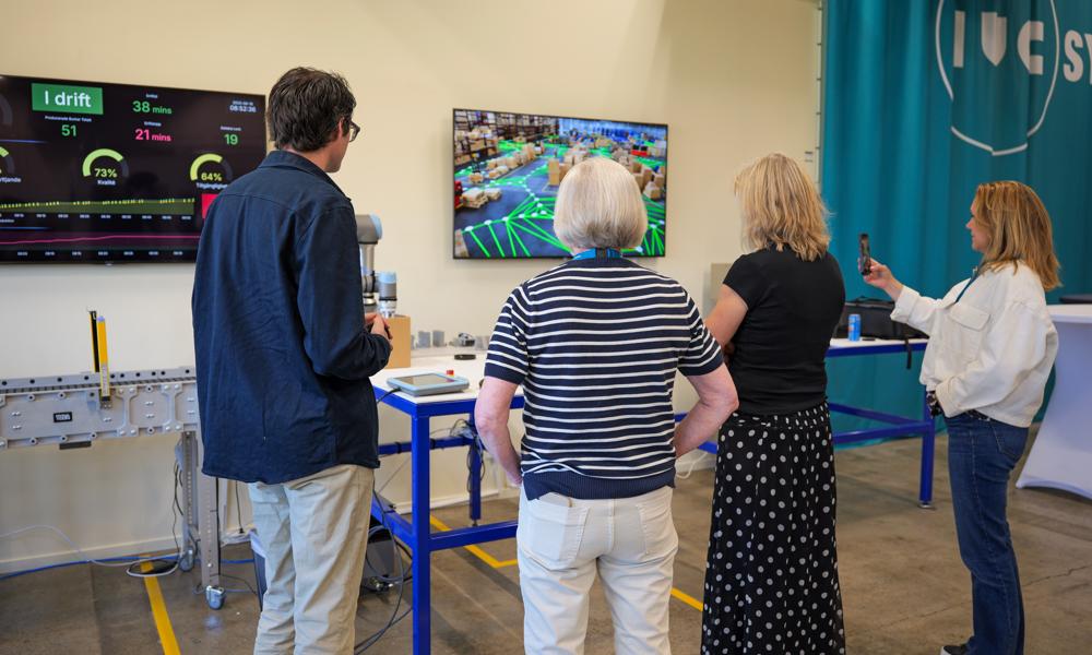 Företag besöker IUC Syds produktionslabb med robotar i Malmö. 