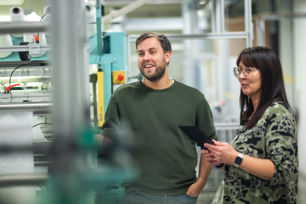 Operatörer genomgår kompetensutveckling i digitala teknik i produktion. 