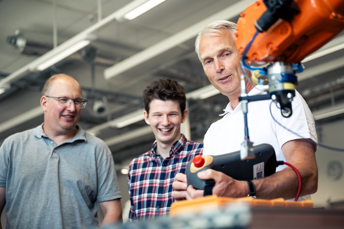 Operatör testar automatisering i produktionslabb