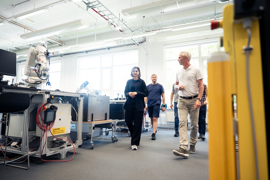 Tekniker och operatörer testar robotar i Produktionslabb