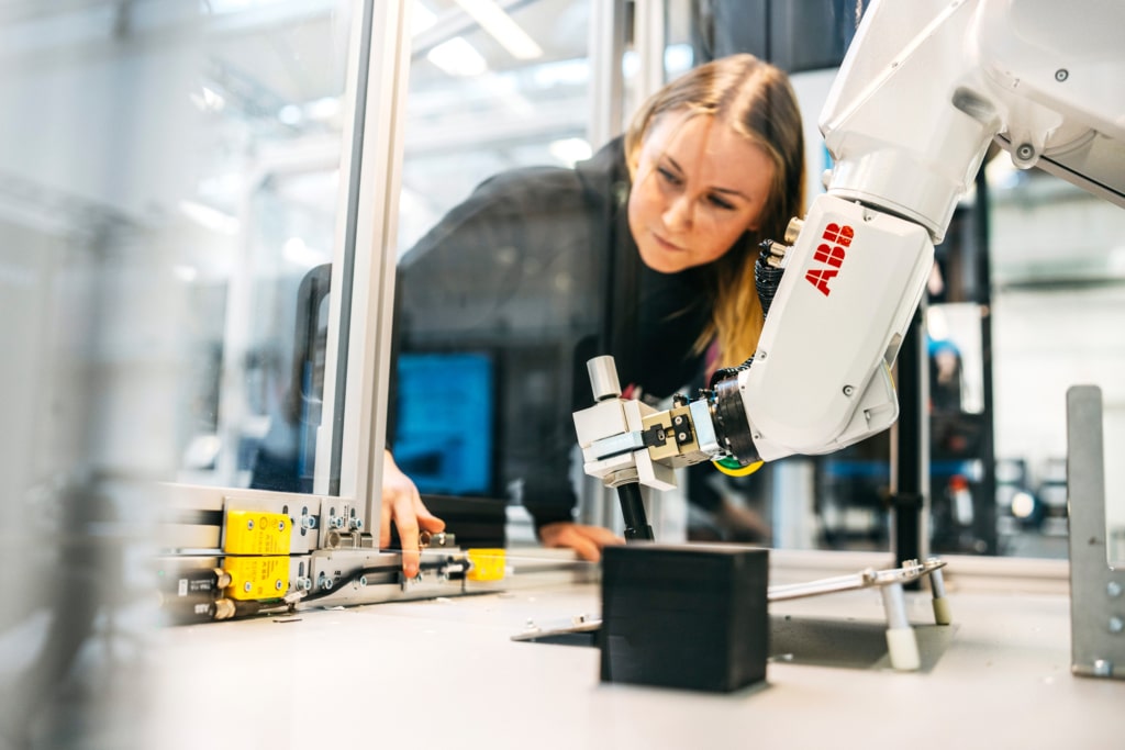 Elev med teknisk utrustning vid teknikcollage. 