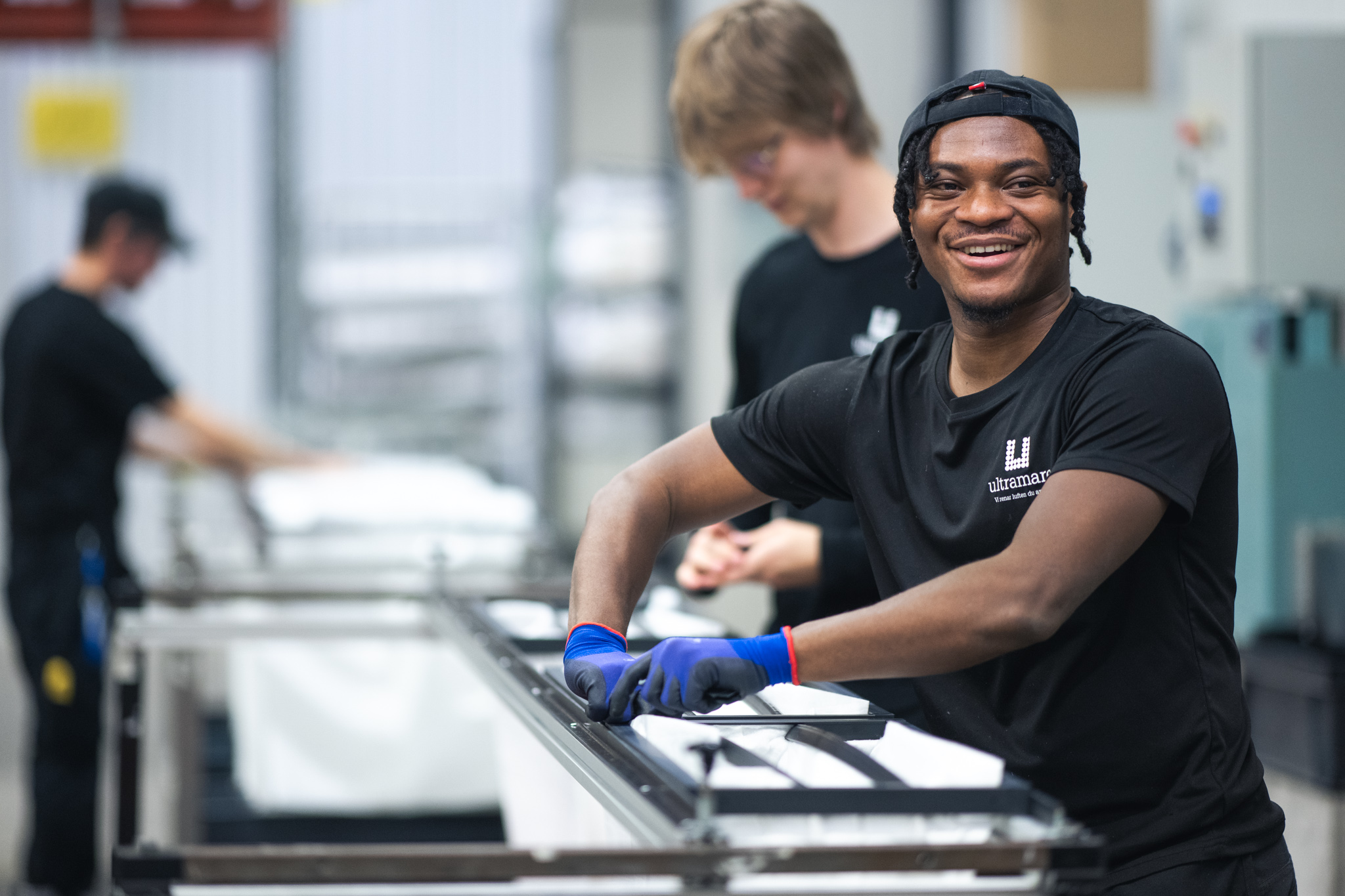 Man vid produktionslina