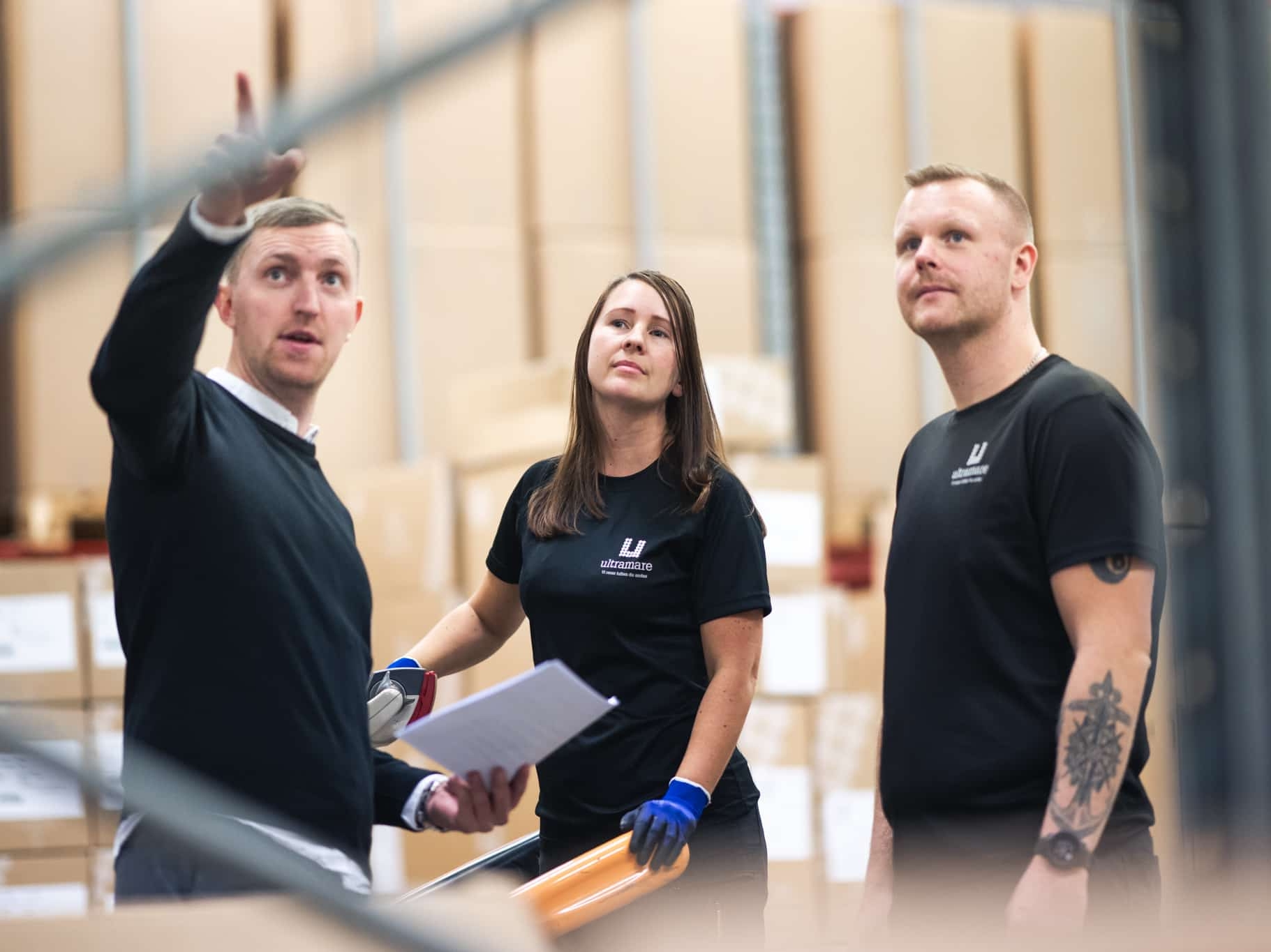 Medarbetare i tillverkande industri på lager.