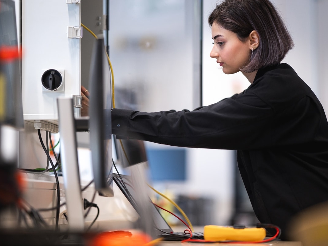 Teknikansvarig på tillverkande företag testar AI och maskininlärning i produktionsprocesser. 