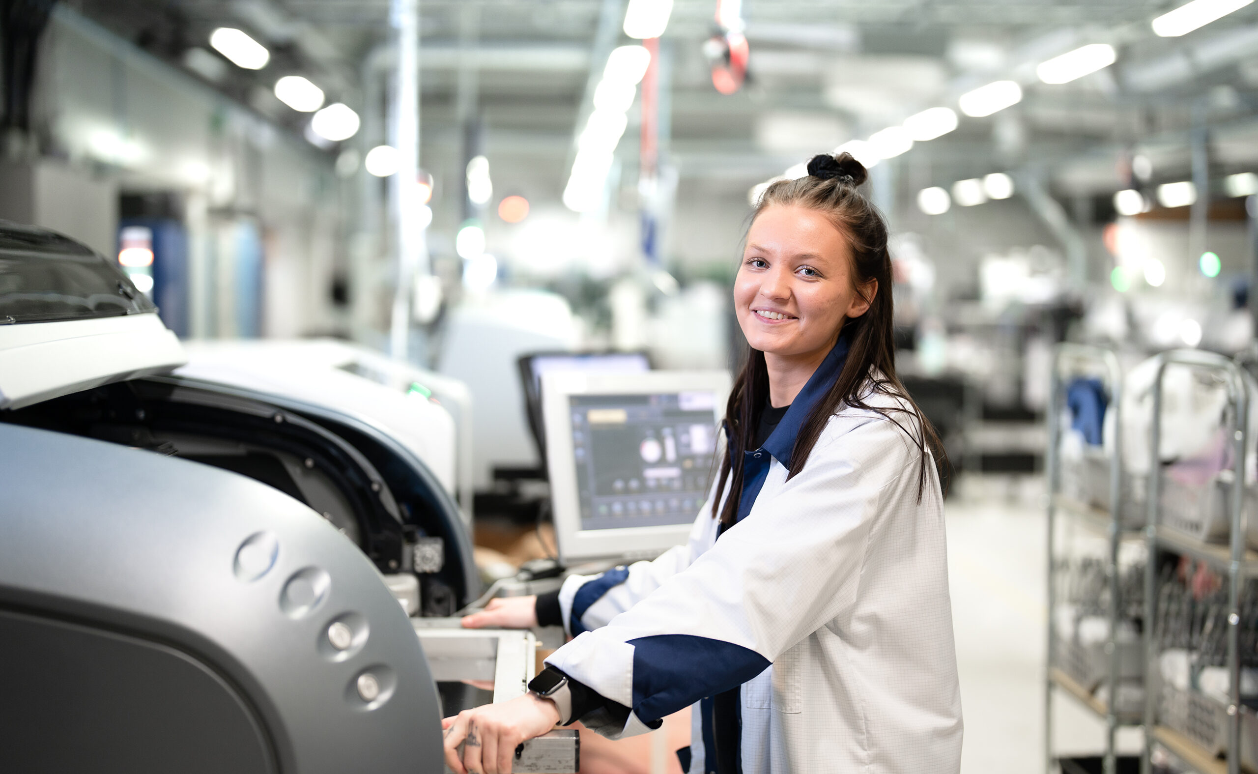 Operatör arbetar med automation hos kontraktstillverkaren Inission i Malmö