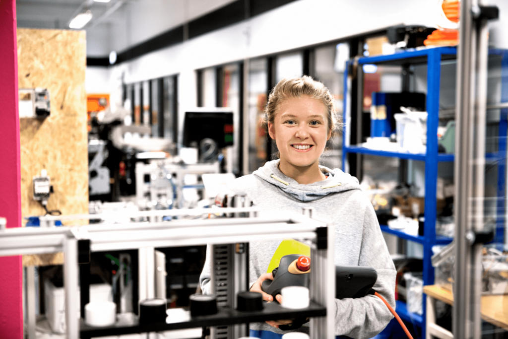 Tjej studerar industriteknisk utbildning på en certifierad skola av Teknikcollege
