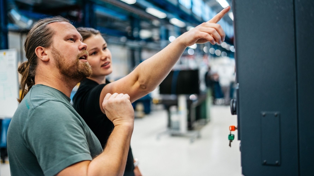 Elevgenomgång av en så kallad CNC-programmeringsbox som används i industrin. Foto: Teknikföretagen/Maja Brand