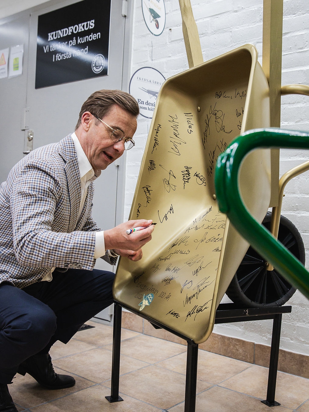 Statsminister Ulf Kristersson signerar "Ekebykärran" som firar 100 år 2026.